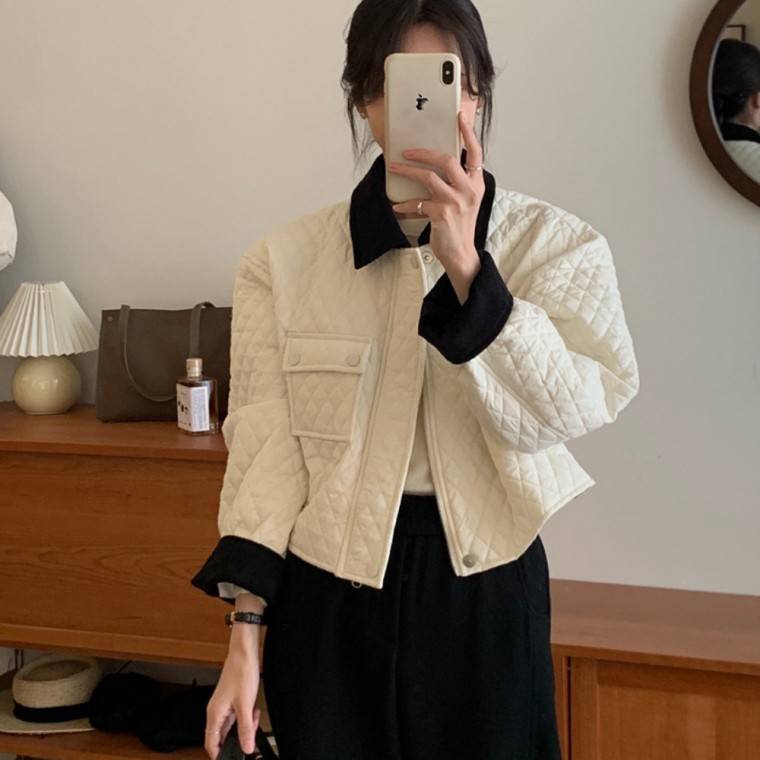 (สไตล์เฟมินีน เดลี่ลุค) เสื้อแจ็คเก็ตบุนวมทรงครอป แต่งสีทูโทน สไตล์เวิร์คแวร์ รุ่น